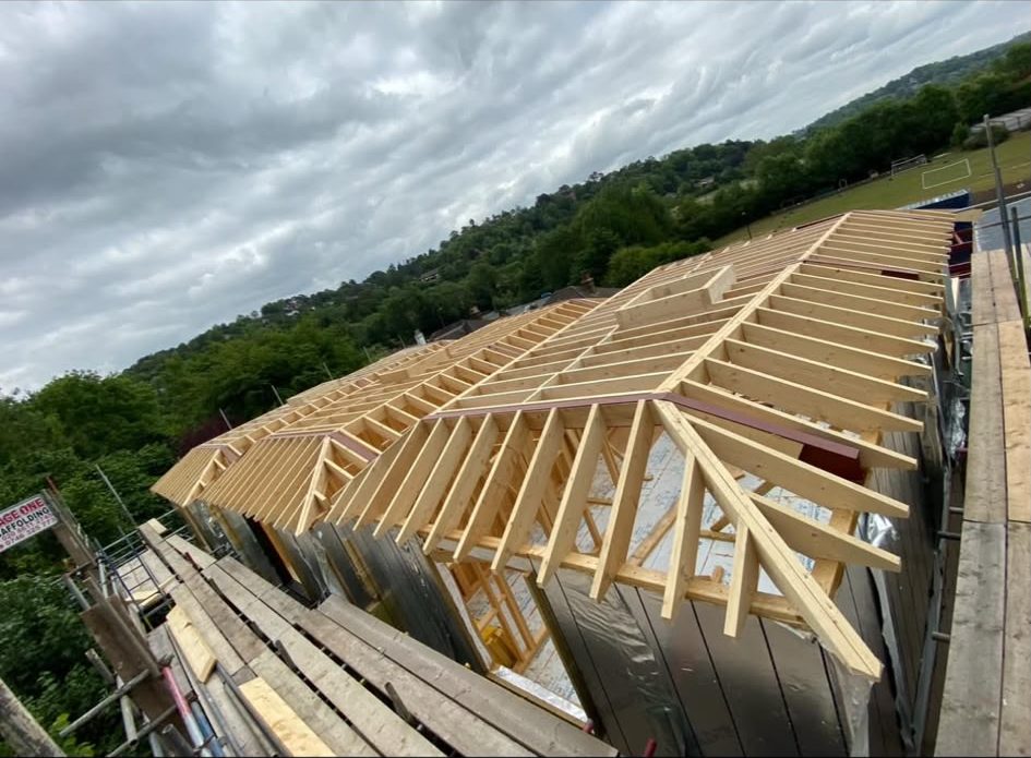 Long-span roof structure set out and braced